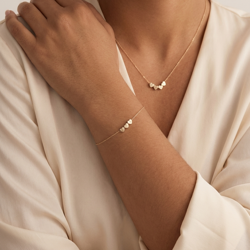 Pulsera personalizada con iniciales en forma de corazones